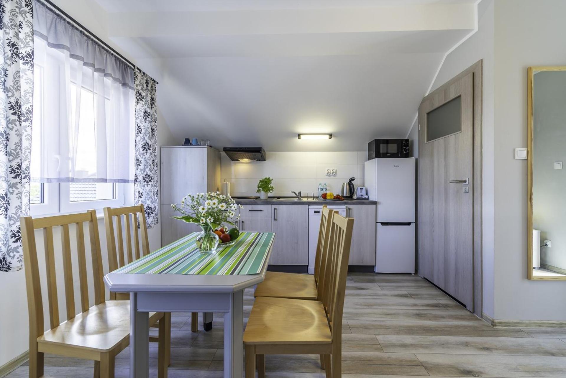 Frajda Domki - Apartamenty 6-Osobowe - Salon I Dwie Sypialnie Oraz Studia 4-Osobowe - Pokoj Z Aneksem Kuchennym Rewal Exteriör bild
