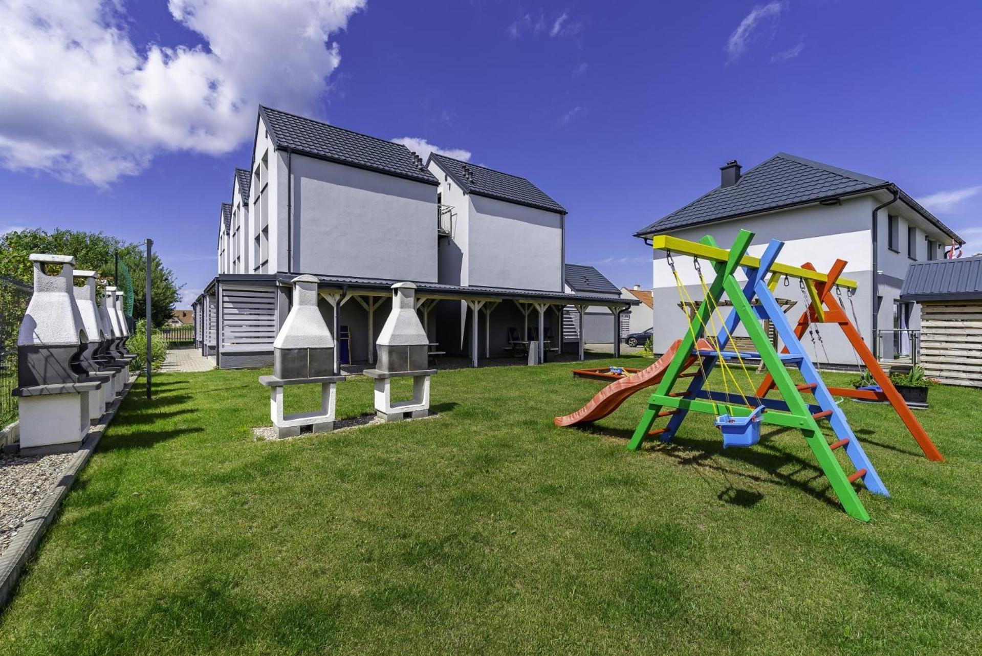 Frajda Domki - Apartamenty 6-Osobowe - Salon I Dwie Sypialnie Oraz Studia 4-Osobowe - Pokoj Z Aneksem Kuchennym Rewal Exteriör bild