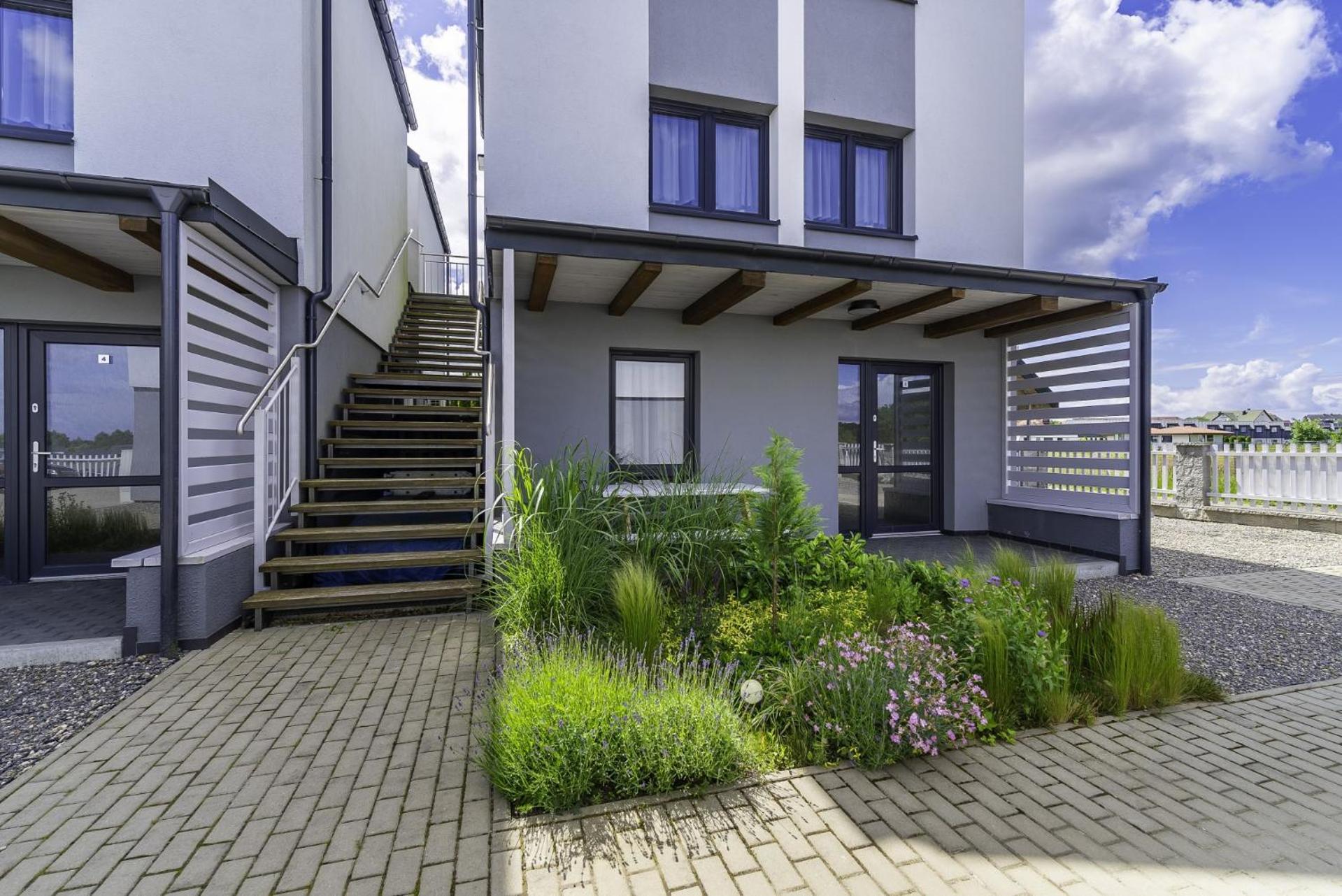 Frajda Domki - Apartamenty 6-Osobowe - Salon I Dwie Sypialnie Oraz Studia 4-Osobowe - Pokoj Z Aneksem Kuchennym Rewal Exteriör bild