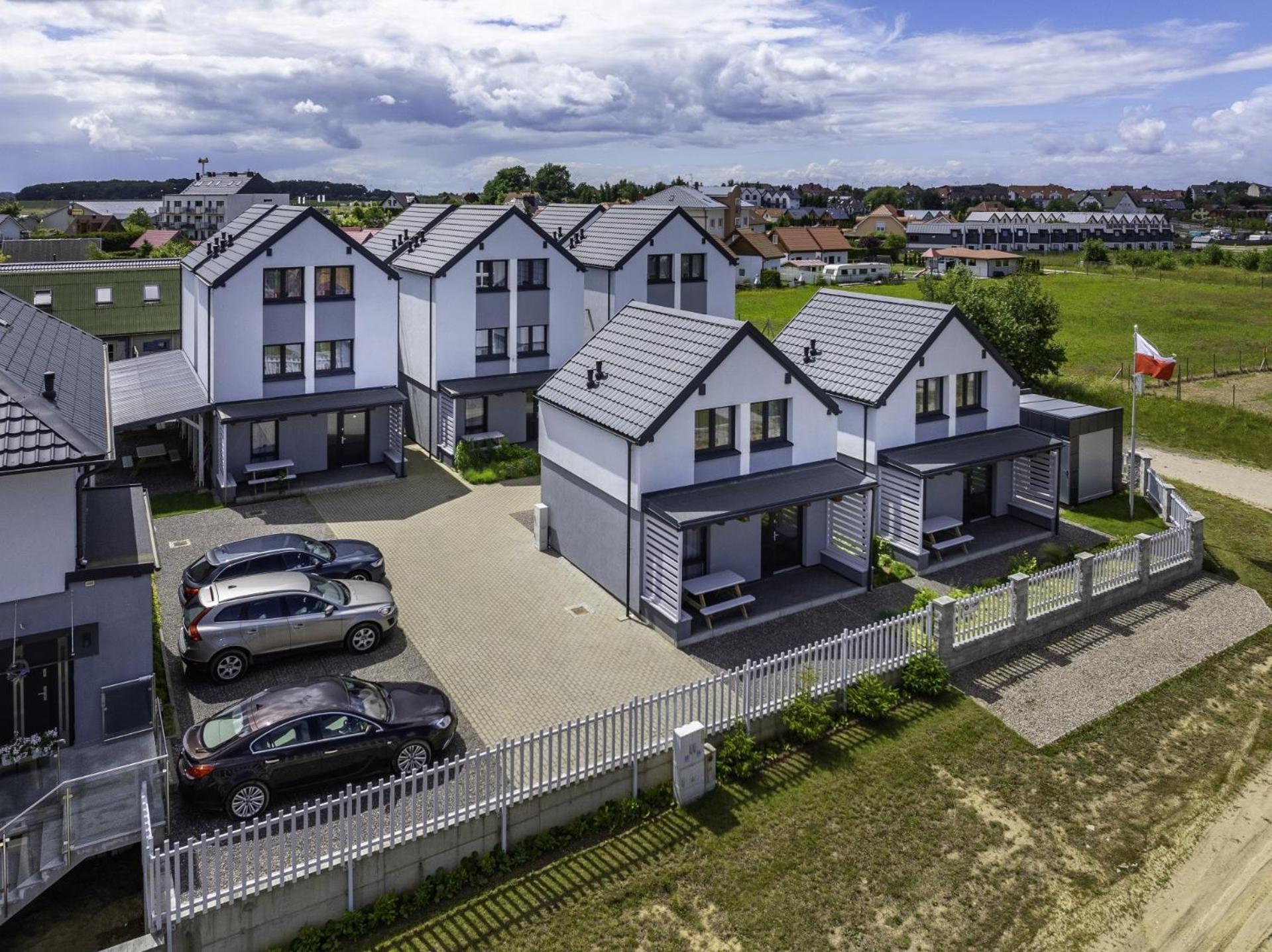 Frajda Domki - Apartamenty 6-Osobowe - Salon I Dwie Sypialnie Oraz Studia 4-Osobowe - Pokoj Z Aneksem Kuchennym Rewal Exteriör bild