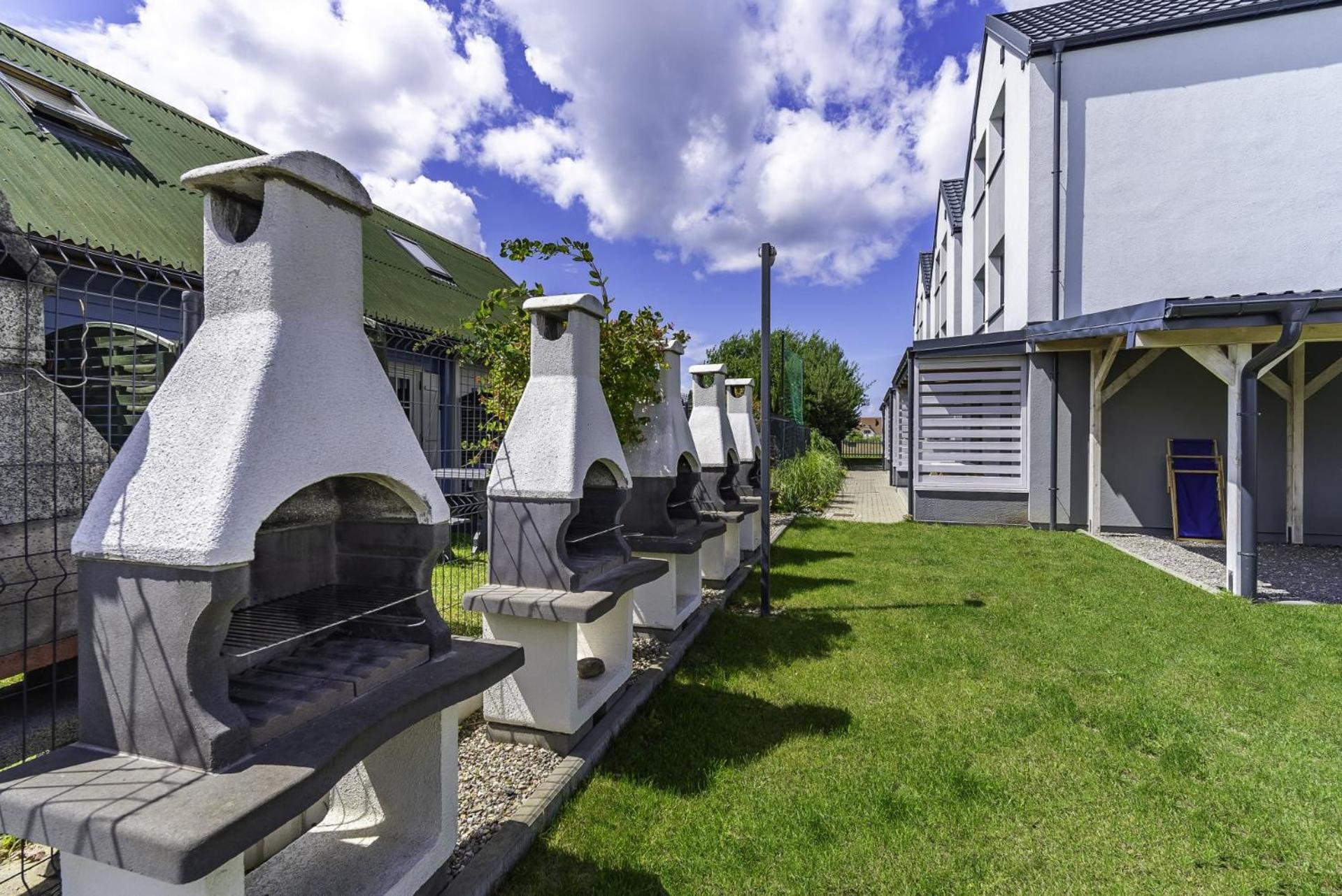 Frajda Domki - Apartamenty 6-Osobowe - Salon I Dwie Sypialnie Oraz Studia 4-Osobowe - Pokoj Z Aneksem Kuchennym Rewal Exteriör bild